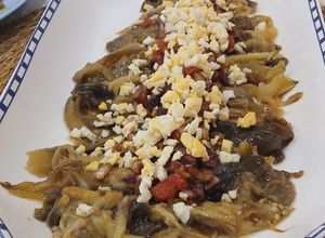 Una foto de Ensalada tibia de berenjenas asadas con crujiente de umami vegetal y huevo campero
