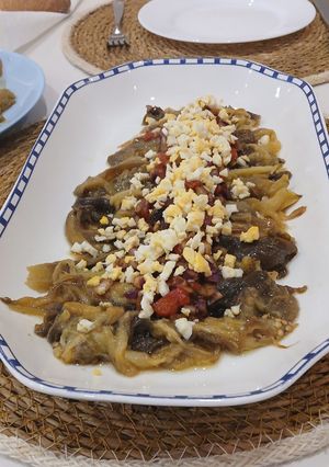 Una foto de Ensalada tibia de berenjenas Asadas con crujiente de umami vegetal y huevo campero