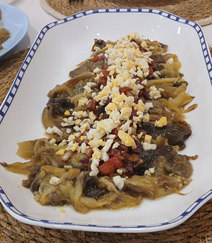 Foto principal de Ensalada tibia de berenjenas Asadas con crujiente de umami vegetal y huevo campero