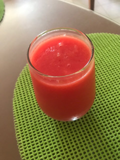 Una foto de Jugo de papaya con COLA ROMAN