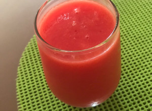 Una foto de Jugo de papaya con COLA ROMAN