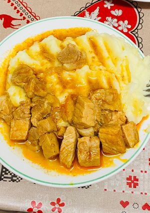 O poză a rețetei Tocăniță din carne de porc cu cartofi pireu.