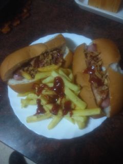 Una foto de Perrito de salchicha fresca envuelta con papas fritas