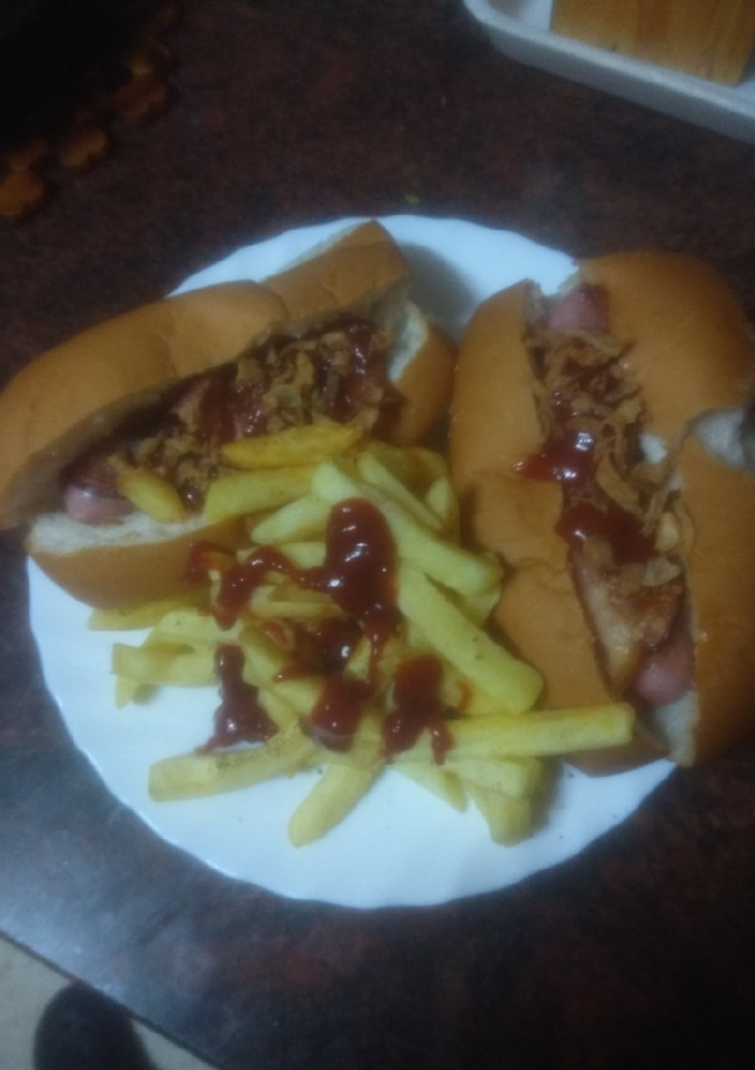Una foto de Perrito de salchicha fresca envuelta con papas fritas