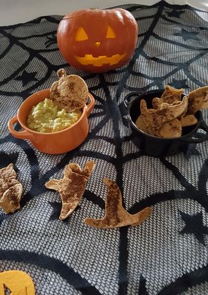 Une photo de Guacamole et chips tortilla