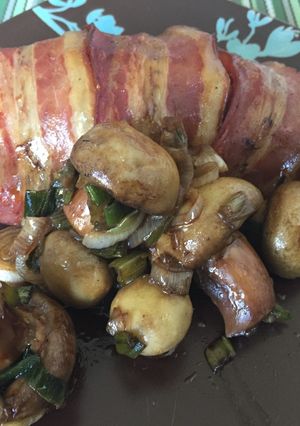 Una foto de Carne al horno con tocino y champiñones salteados | Método Grez•