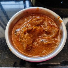 A picture of Mutton sukha and mutton curry.