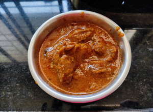 A picture of Mutton sukha and mutton curry.