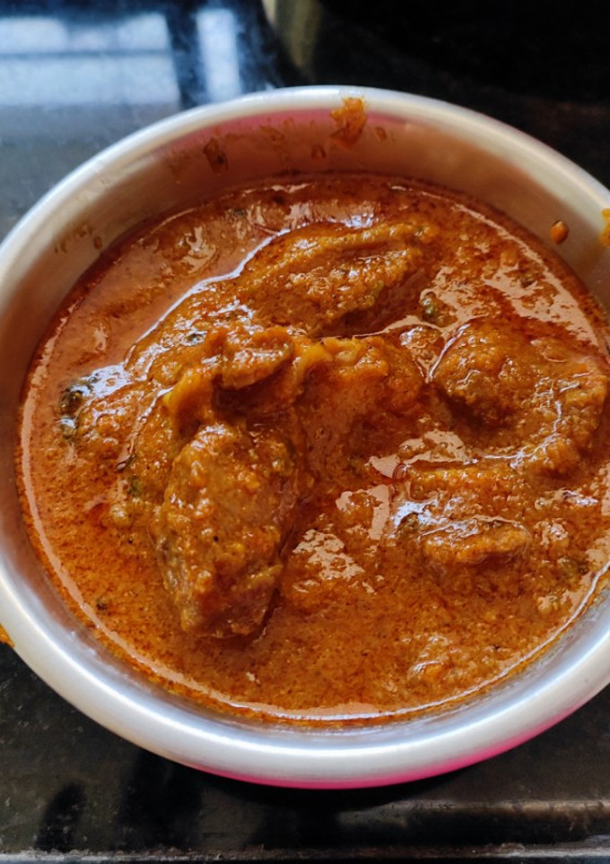 A picture of Mutton sukha and mutton curry.