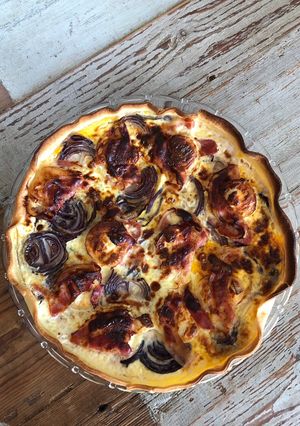 Une photo de Quiche oignons rouges, pancetta et chèvre
