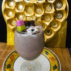A picture of Kitkat chocolate 🍫 shake.