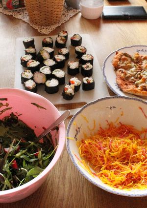 Una foto de Almuerzo de miércoles, con dos ensalardas dos