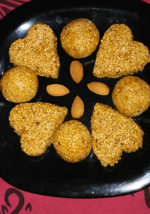 A picture of Jaggery til ladoo.