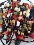Bol con frutas y sirope de chocolate🍓🍓🍒🍒