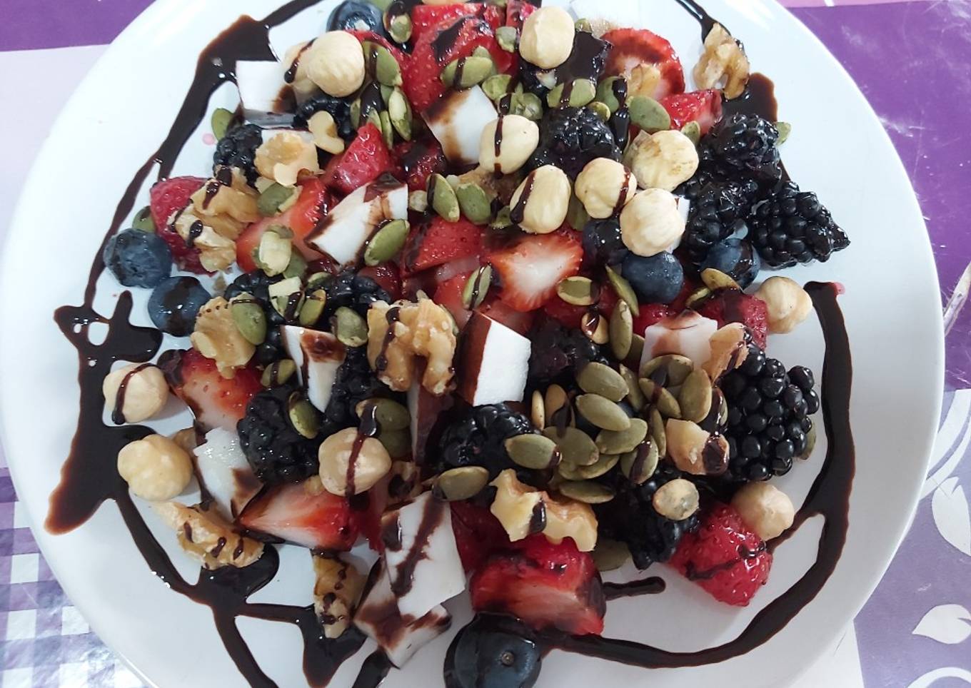 Bol con frutas y sirope de chocolate🍓🍓🍒🍒