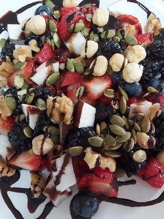 Una foto de Bol con frutas y sirope de chocolate🍓🍓🍒🍒