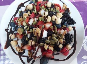 Foto principal de Bol con frutas y sirope de chocolate🍓🍓🍒🍒