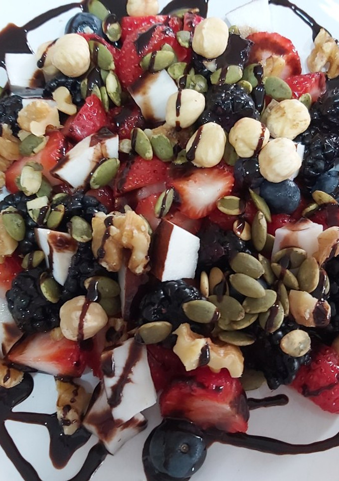 Una foto de Bol con frutas y sirope de chocolate🍓🍓🍒🍒