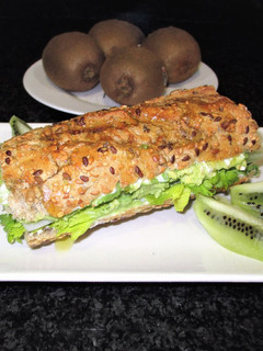 Una foto de Baguette de semillas con aguacate y queso 0% con sal en escamas de manantial con trufa
