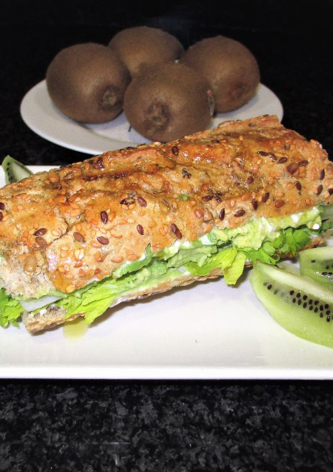 Una foto de Baguette de semillas con aguacate y queso 0% con sal en escamas de manantial con trufa