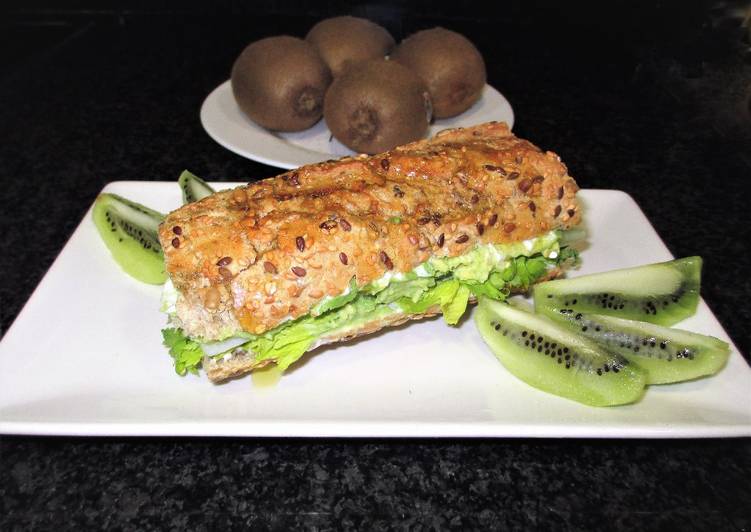 Baguette de semillas con aguacate y queso 0%
 con sal en escamas de manantial con trufa