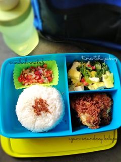 Foto resep Menu bekal ayam srundeng kelapa, tumis tahu pakcoy, sambal matah