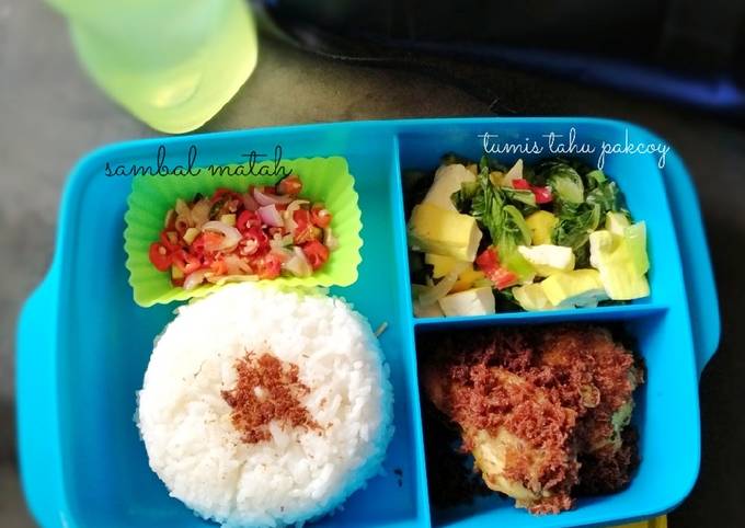 Menu bekal ayam srundeng kelapa, tumis tahu pakcoy, sambal matah