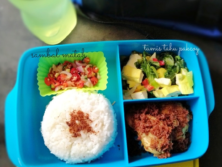 Cara Gampang Menyiapkan Menu bekal ayam srundeng kelapa, tumis tahu pakcoy, sambal matah Anti Gagal