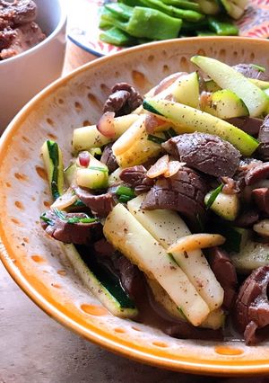 Hình của món Cật Heo Xào Bí Ngòi.