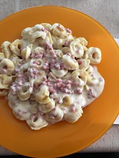 Una foto de Tortellini con queso al jamón