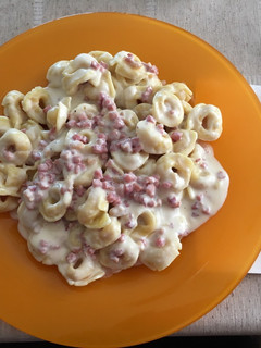 Una foto de Tortellini con queso al jamón