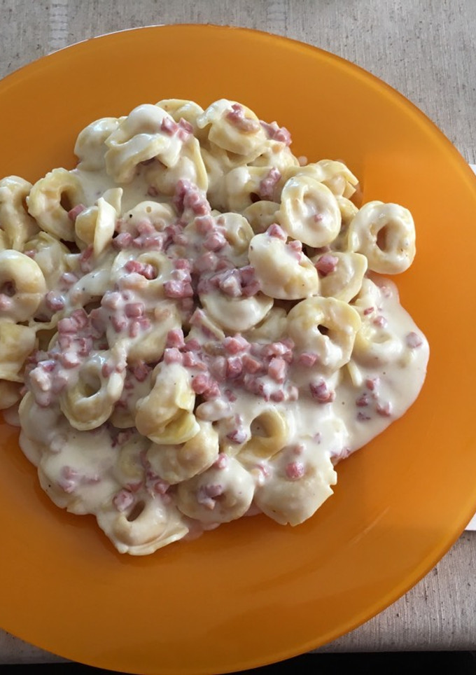 Una foto de Tortellini con queso al jamón