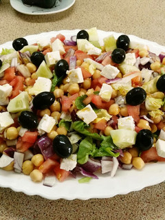 Una foto de Ensalada griega de garbanzos
