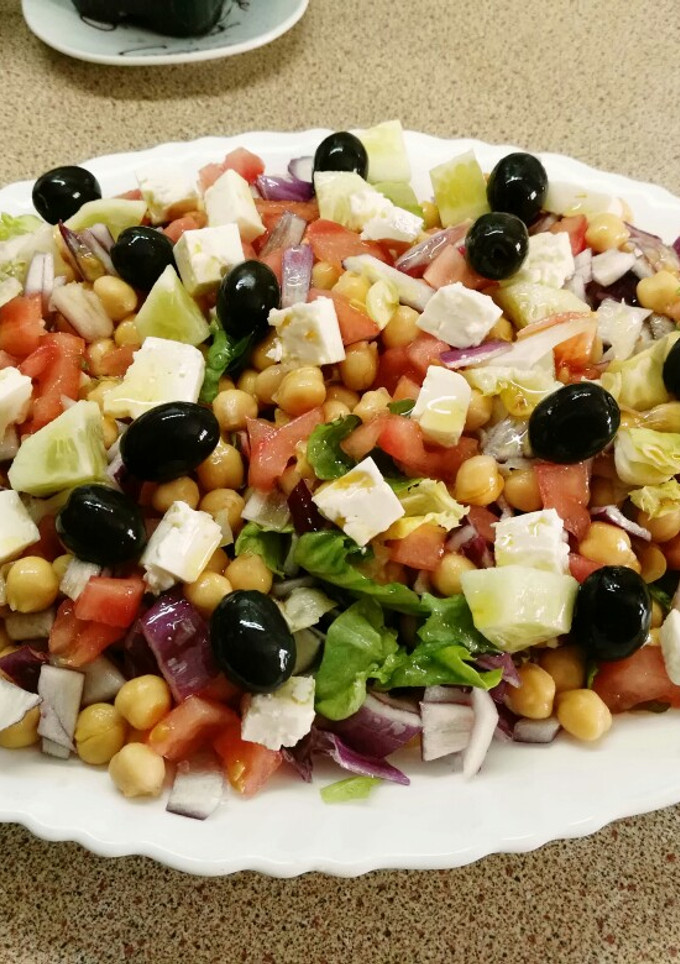 Una foto de Ensalada griega de garbanzos