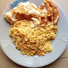 A picture of Indomie with fry egg.