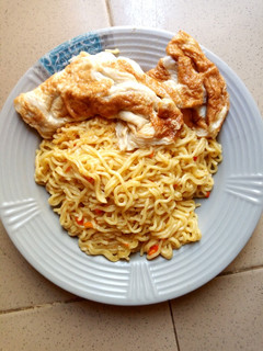 A picture of Indomie with fry egg.