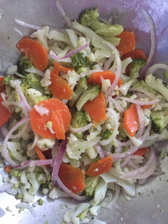Una foto de Ensalada de brócoli y coliflor