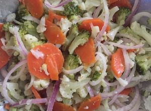 Una foto de Ensalada de brócoli y coliflor