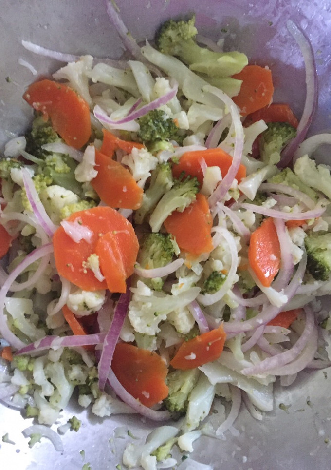 Una foto de Ensalada de brócoli y coliflor