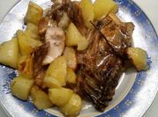 Una foto di pollo al vino