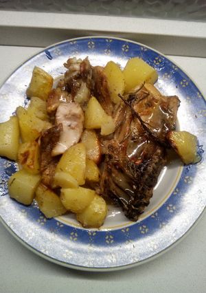 A picture of Oven-Baked Chicken with White Wine and Potatoes.