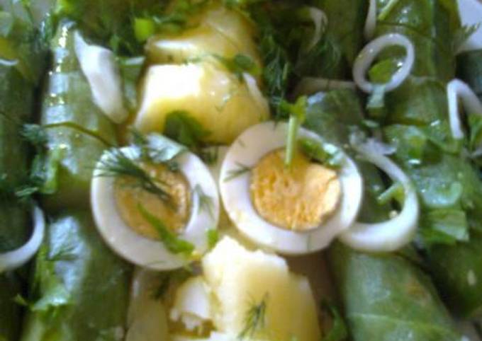 κύρια φωτογραφία συνταγής Σαλάτα σε πράσινο και κίτρινο φόντο
