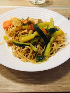 Pad thai-szerű, zöldséges rizstészta recept fotója