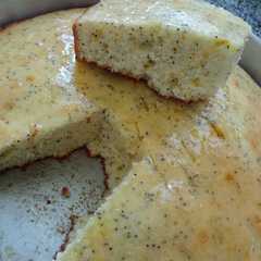 Una foto de Torta húmeda de naranja y amapolas