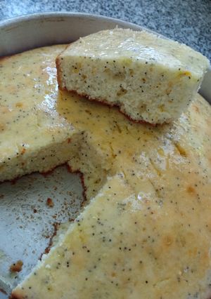 Una foto de Torta húmeda de naranja y amapolas