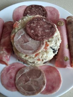 Una foto de Ensaladilla casera con entremés