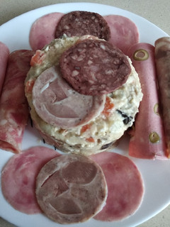 Una foto de Ensaladilla casera con entremés