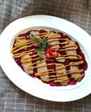 Καρπάτσιο (Carpaccio) με παντζάρι, φιλέτο πάπιας και πέστο κολοκυθιού