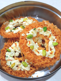 રાજસ્થાની ઘેવર વીથ રબડી (Rajasthani Ghevar With Rabdi Recipe In Gujarati) રેસીપી મુખ્ય ફોટો