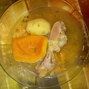Sopa de pollo y verduras, con lo que hay en casa